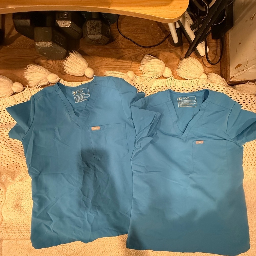 Set 2 FIGS Womens size XS Blue V-Neck Tops
